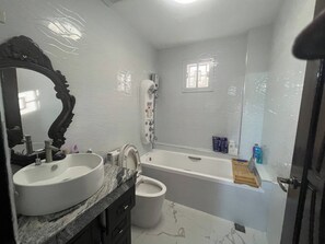 Bathroom - Pike Guest House - Modern Western Style House (Dagupan)