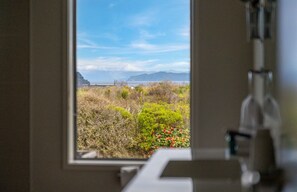 Interior - Loch View - Kinloch, Taupo *spa pool* (Kinloch)