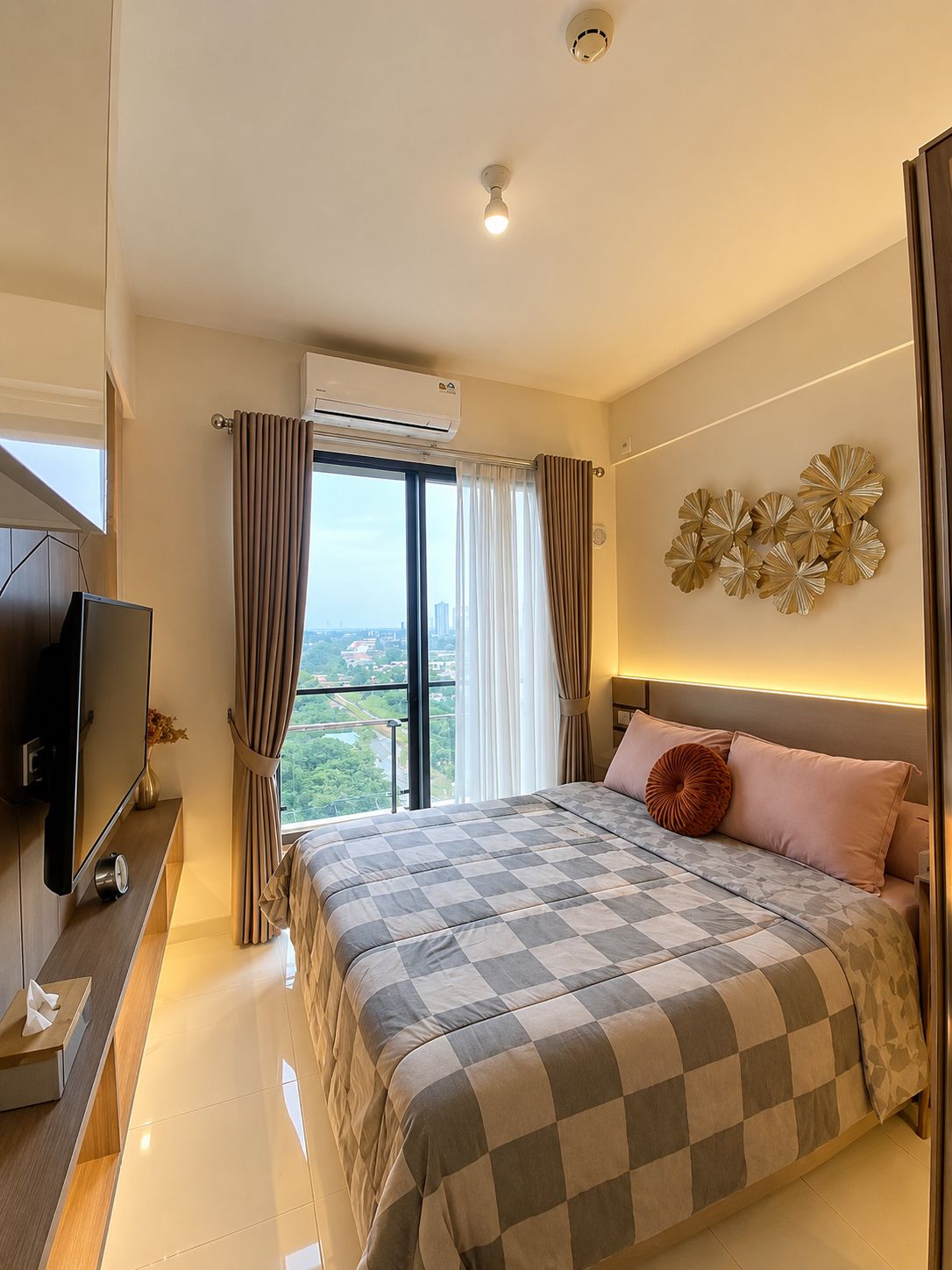 Quarto de hotel moderno com uma cama grande, televisão de tela plana, ar condicionado e vista para a paisagem urbana.