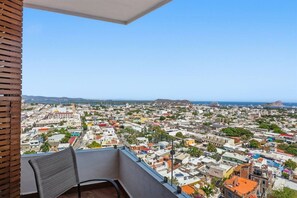 A balcony with a view of a densely populated cityscape and a distant mountain. - Ocean & Old Town views | Rooftop pool (Mazatlán)