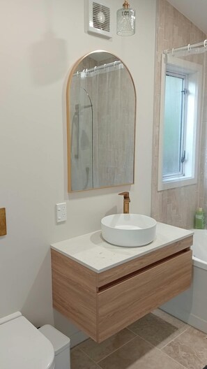 Bathroom - Kawakawa Cottage - Coastal Retreat (Raumati South)