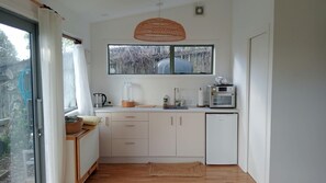 Private kitchen - Kawakawa Cottage - Coastal Retreat (Raumati South)