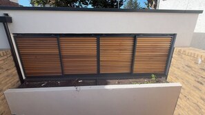 Eine moderne Außenwand mit Holzpaneelen.