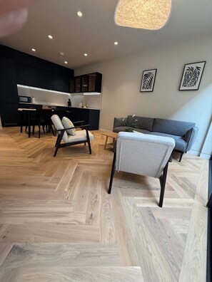 Living area - Stylish 2BR Home near Southfields Station (London)