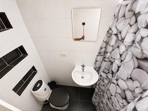 A small bathroom with a toilet, bidet, and sink. - Casa Yarumo (Neiva)