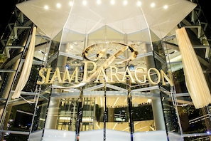 A modern building with a large glass facade and the name 'SIAMPARAGON' prominently displayed. - G room Suvarnablumi (Bangkok)