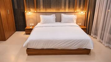 Una habitación de hotel moderna con una cama grande, cabecera de madera y dos lámparas de noche.