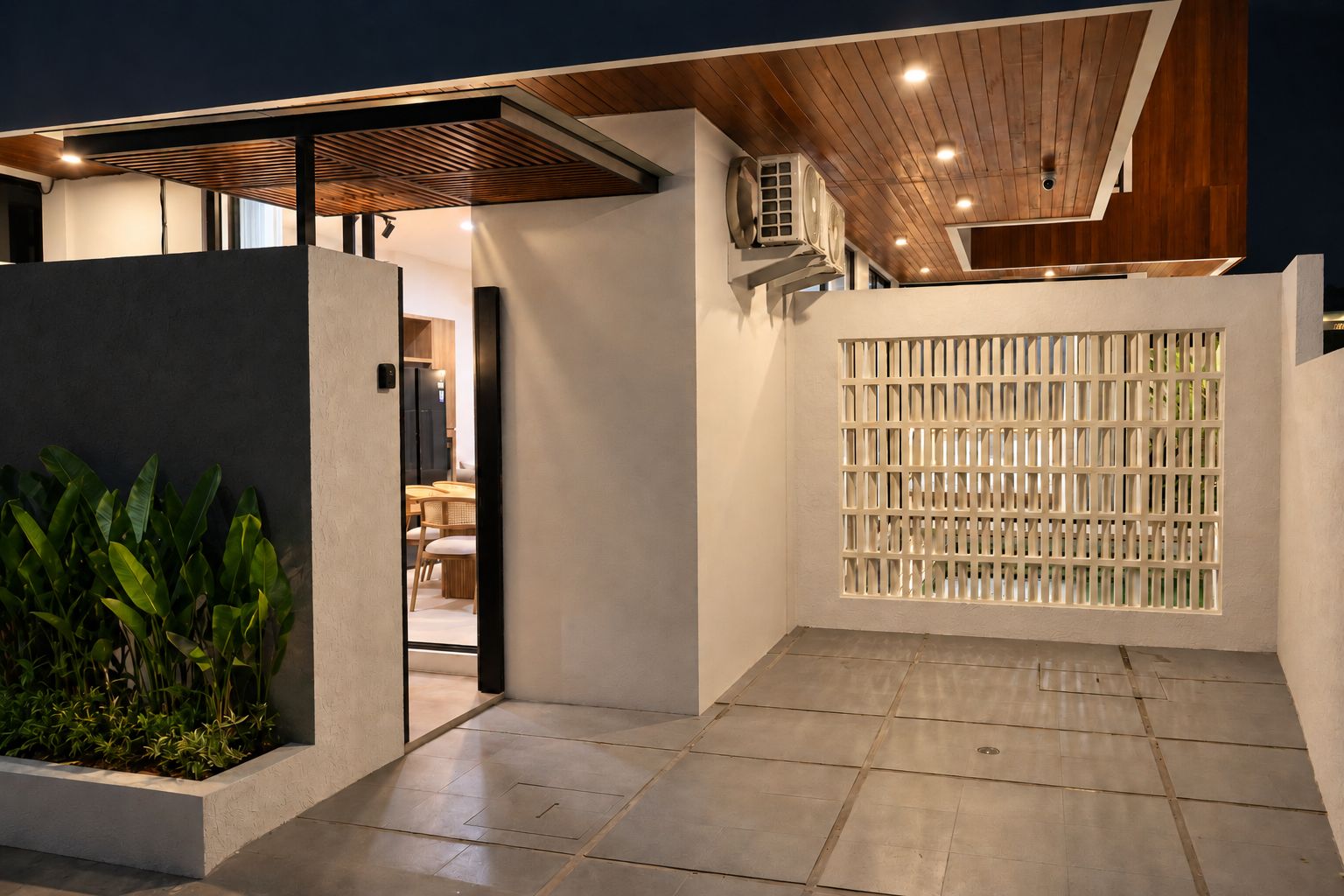 Exterior moderno com parede de concreto, teto de madeira e cerca de metal.
