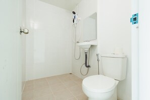 Un baño con inodoro, lavabo y ducha.