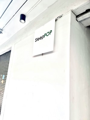 A sign with the text 'sleepPOP' on a white wall. - L room Sukhumvit 42 (Bangkok)
