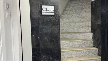Una escalera con escalones de mármol y un letrero que dice 'Cloudy'.