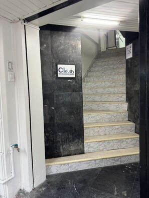 Una escalera con escalones de mármol y un letrero que dice 'Cloudy'.