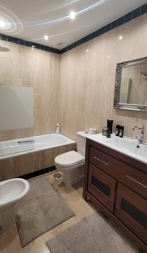 Bathroom - Sea-view townhouse, pool & terrace – La Herradura (AN)