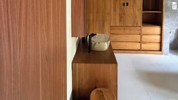Una cocina moderna con armarios de madera, una encimera y una cesta.