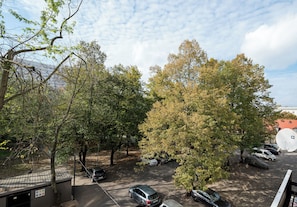 A parking area with multiple cars and trees. - Krochmalna Glamour Apartment (Warszawa)