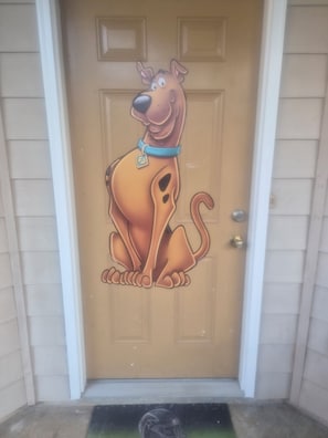 Una porta amb una calcomania de gos de dibuix animat.