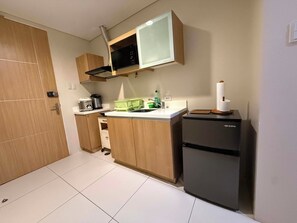 Private kitchen - Serene 1-bedroom condo with AC inside Pico De Loro Resort (Nasugbu)