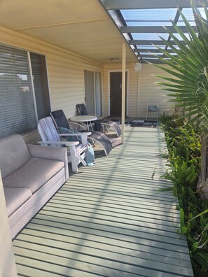 Terrace/patio - Coastal Holiday Shack in Port Hughes/Moonta Bay with Boat parking and fire pit (Moonta Bay)