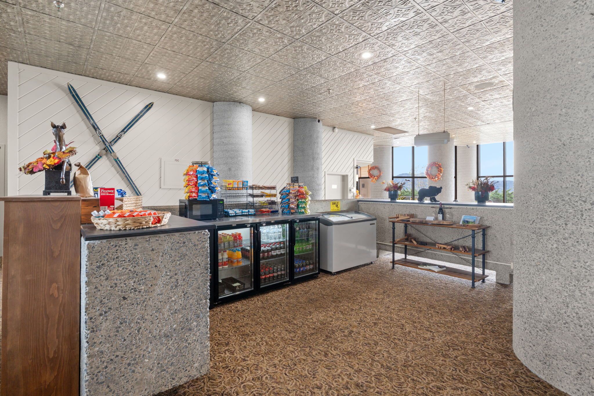 Een moderne keuken met granieten aanrecht, een koelkast en een magnetron.