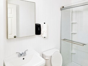 Bathroom - Perfect comfort 1-bedroom apartment in welcoming Manchester for your stay (Manchester)