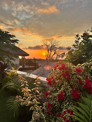 A sunset view with a house and garden. - PENIDA VIEW VILLAGE (Penida Island)