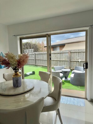 Dining - Modern house clean , close to melton station (Melton South)