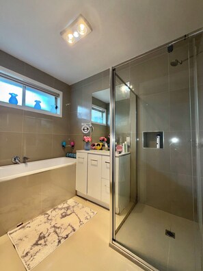 Bathroom - Modern house clean , close to melton station (Melton South)