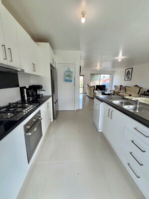 Private kitchen - Modern house clean , close to melton station (Melton South)