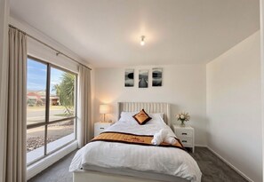 Room - Modern house clean , close to melton station (Melton South)