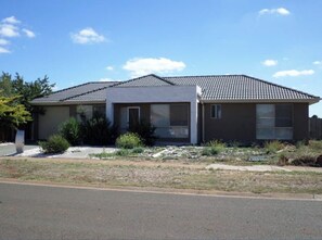Exterior - Modern house clean , close to melton station (Melton South)