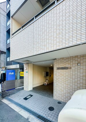 A building with a tiled facade and a sign reading 'KIYONO BLD'. - HANASTAY UJUN TSUTENKAKU (Osaka)