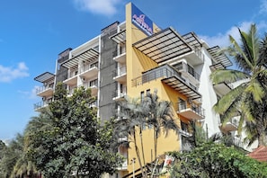 Ein mehrstöckiges Hotel mit Balkonen und einer auffälligen Schilder.