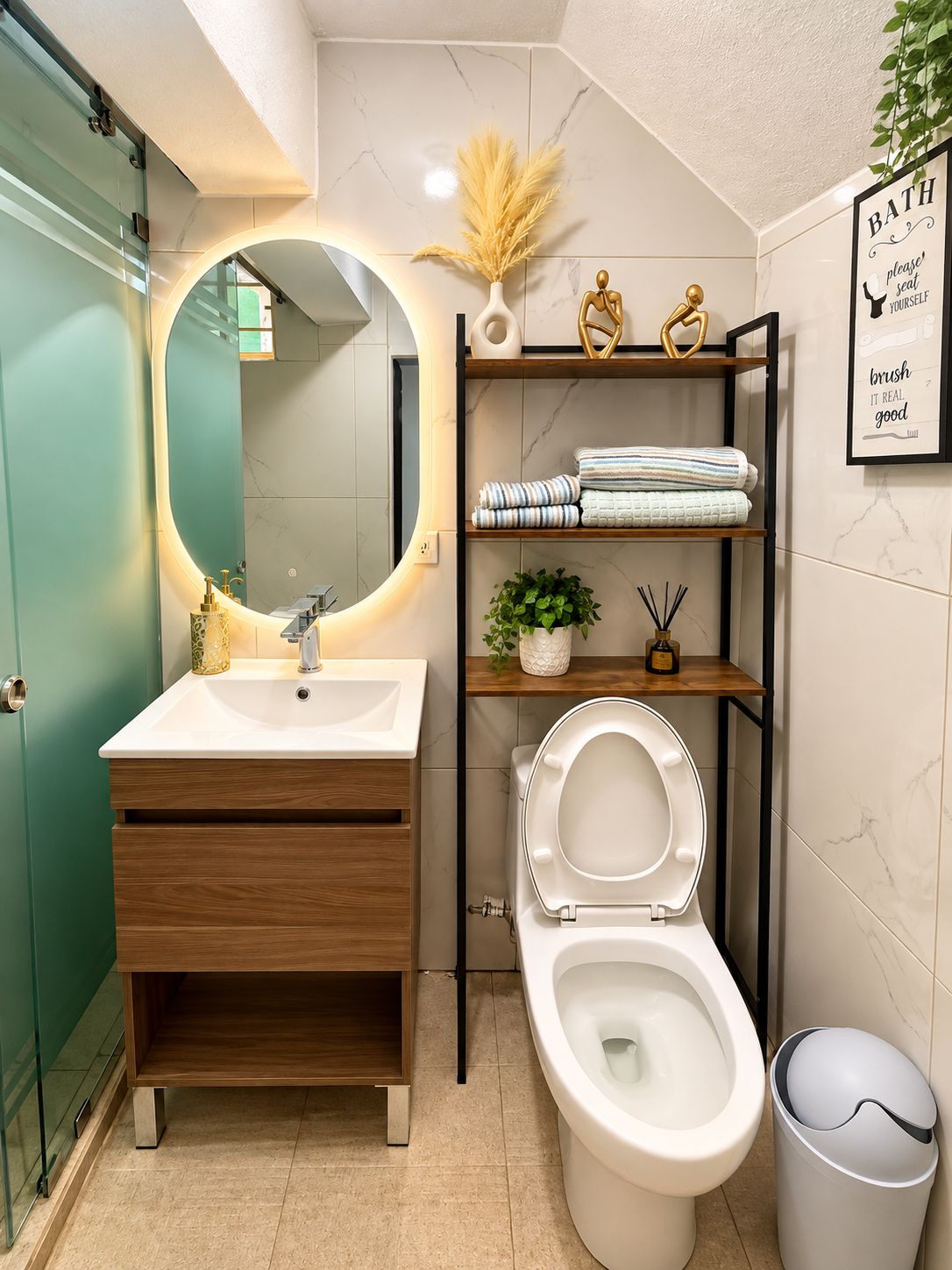 Une salle de bain moderne avec un meuble-lavabo, des toilettes et une étagère où sont rangées des serviettes et des objets décoratifs.