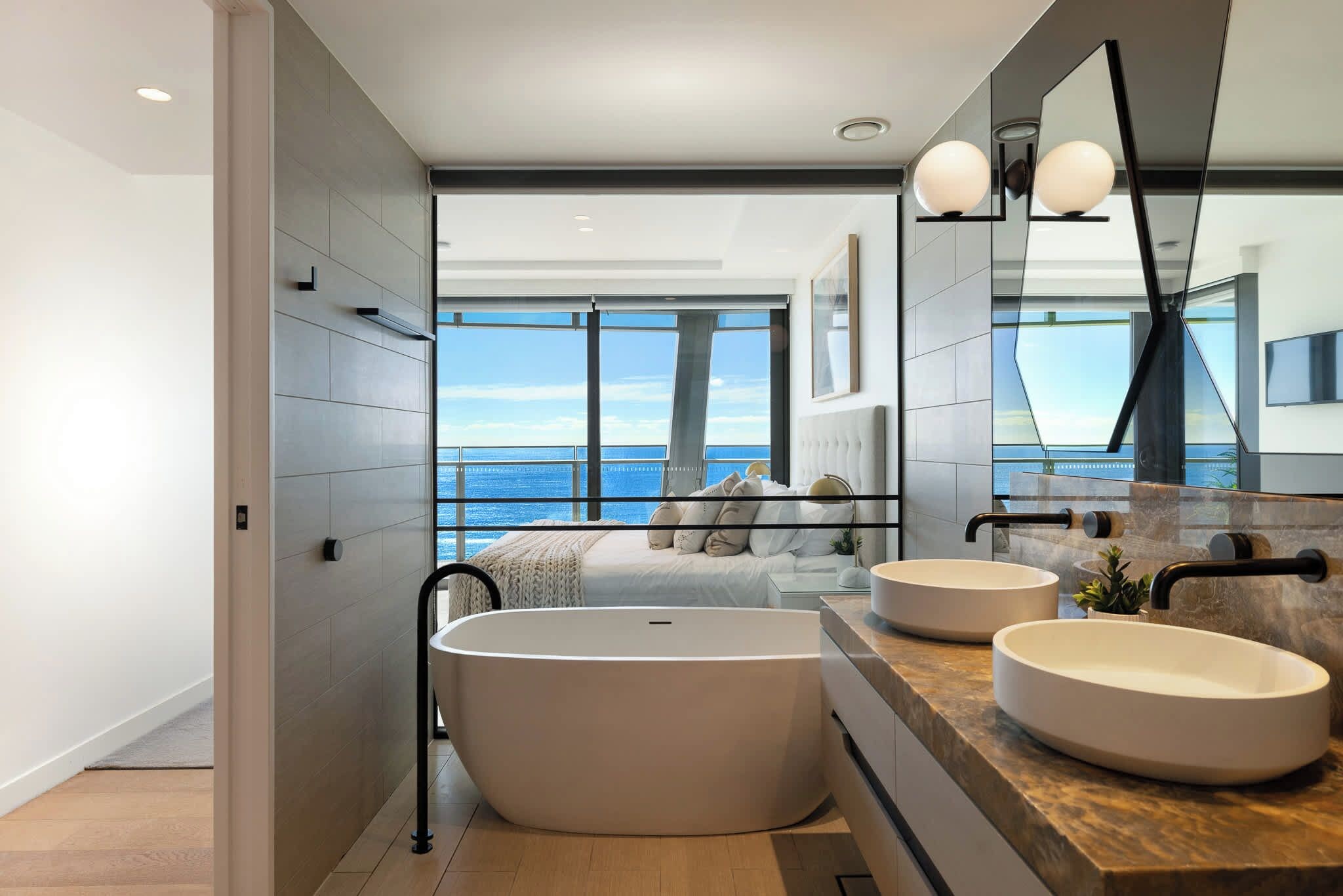 Unwind in the freestanding bath while looking out toward the ocean.