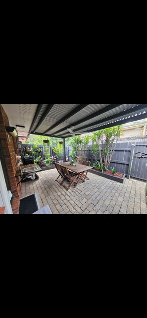 Outdoor dining - Home away from Home (Shailer Park)