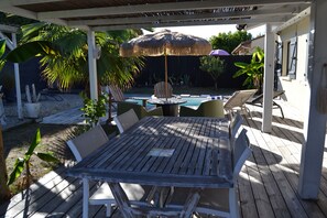 Outdoor dining - Vrbo Property (Saint-Médard-en-Jalles)