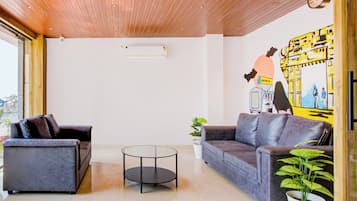 Uma sala de estar moderna com sofá, poltrona e mesa de centro.