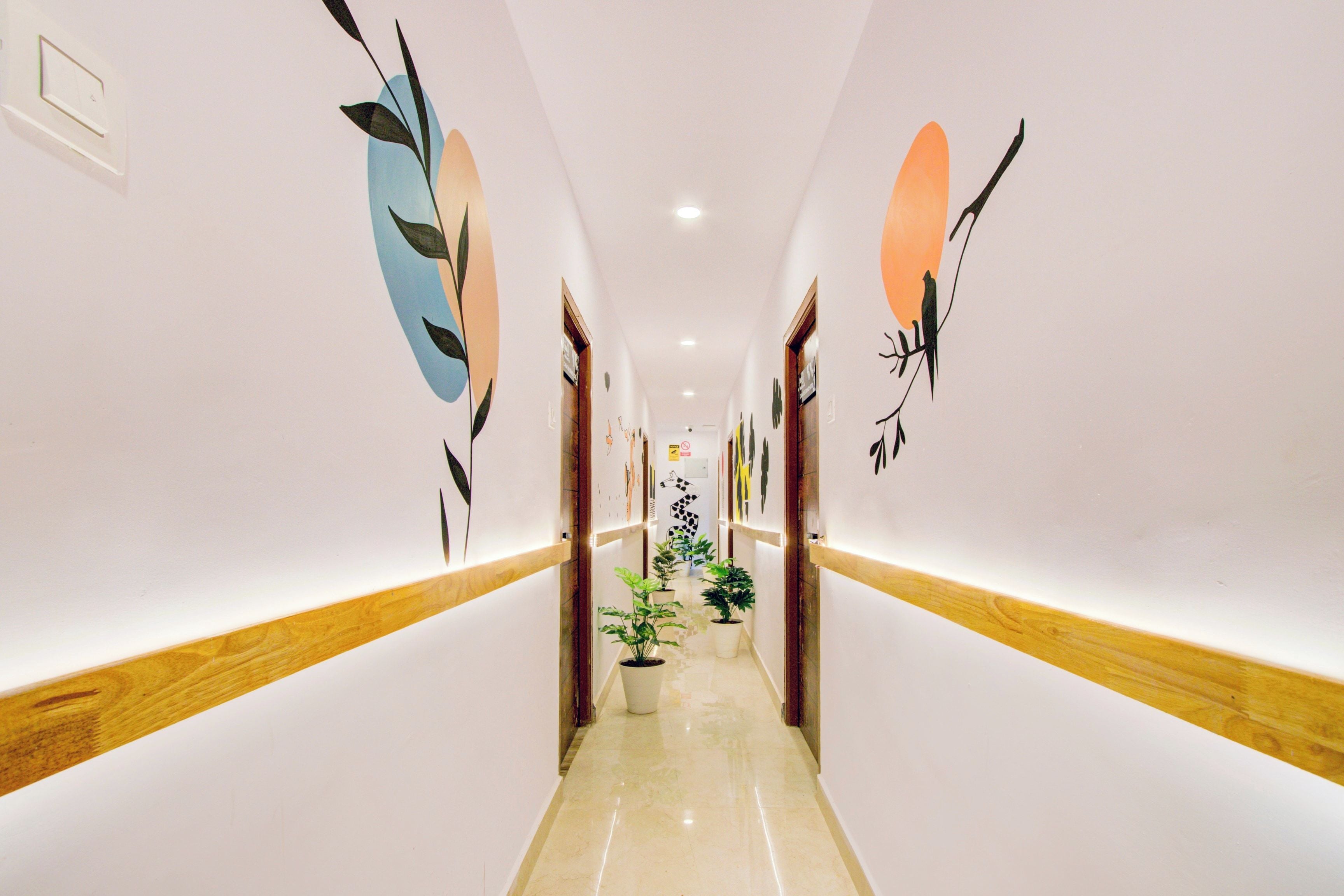 Un pasillo con piso pulido, barandas de madera y decoración en la pared.