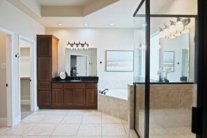 Bathroom - 3BR The R&R Uptown Galleria Dream House, 103 (Houston)