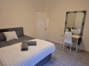 Room - Cosy  Home (Stalybridge)