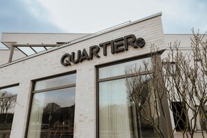 Ein Gebäude mit der Aufschrift 'QUARTIER' an der Fassade.