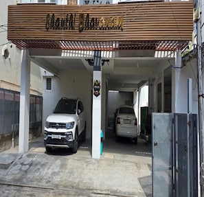 Entrada de un garaje con dos coches estacionados adentro.
