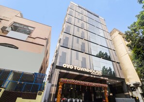 Un edificio de varios pisos con un letrero que dice 'Oyo Townhouse Ameerpet'.