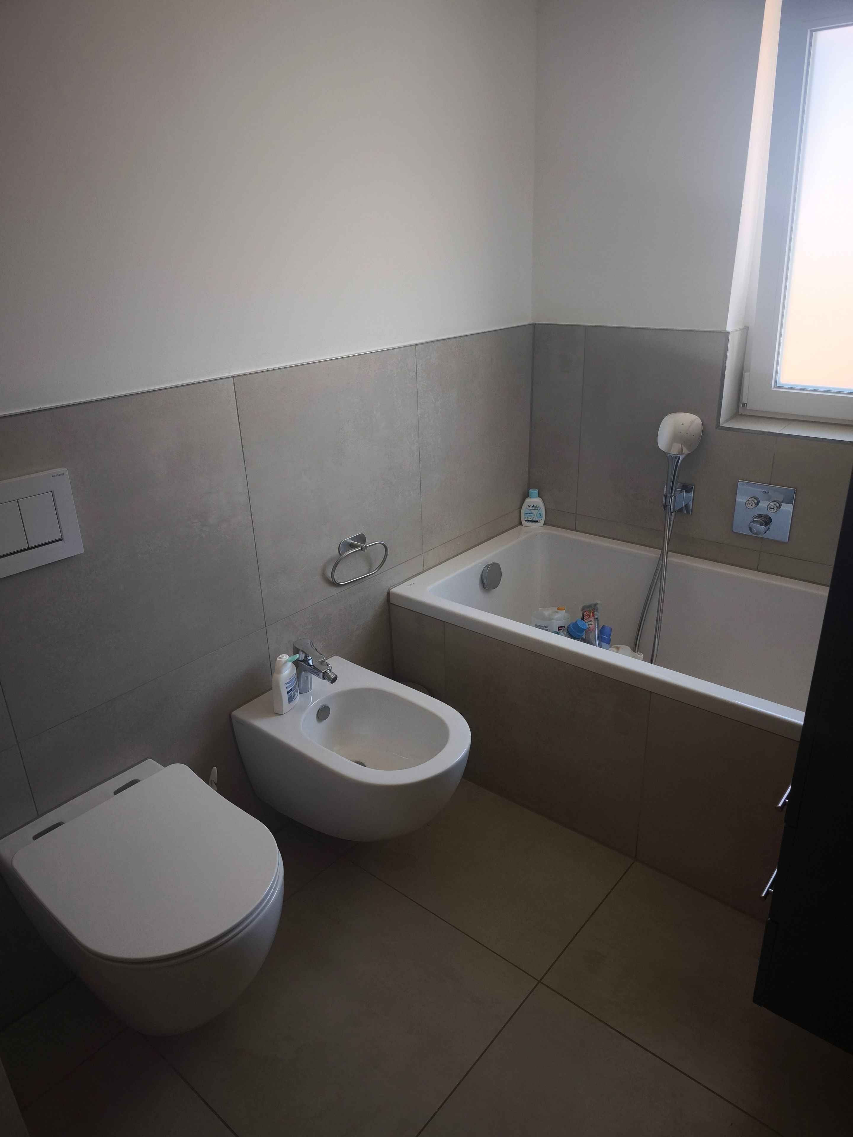 Ein Badezimmer mit Toilette, Bidet und Badewanne.