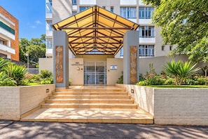 Exterior - Stylish Cozy Apartment in Sandton (Sandton)