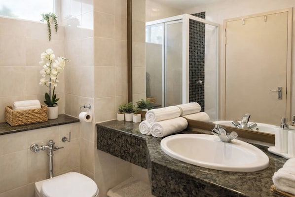 Bathroom - Stylish Cozy Apartment in Sandton (Sandton)
