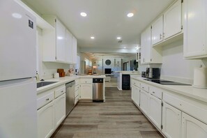 Private kitchen - 1 Mi to Dtwn Downey + Fenced Yard! (Downey)