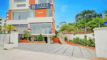 Un edificio de varios pisos con un letrero que dice 'CASA' y 'CASTLE', indicando un hotel.