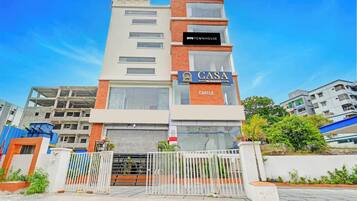 Un edificio de varios pisos con un letrero que indica 'CASA' y 'OYO TOWNHOUSE', señalando que se trata de un hotel.