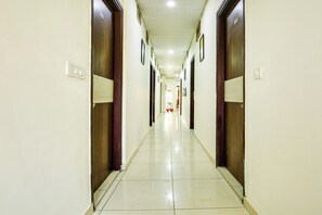 Un largo y estrecho pasillo con puertas a ambos lados, que conduce a habitaciones.
